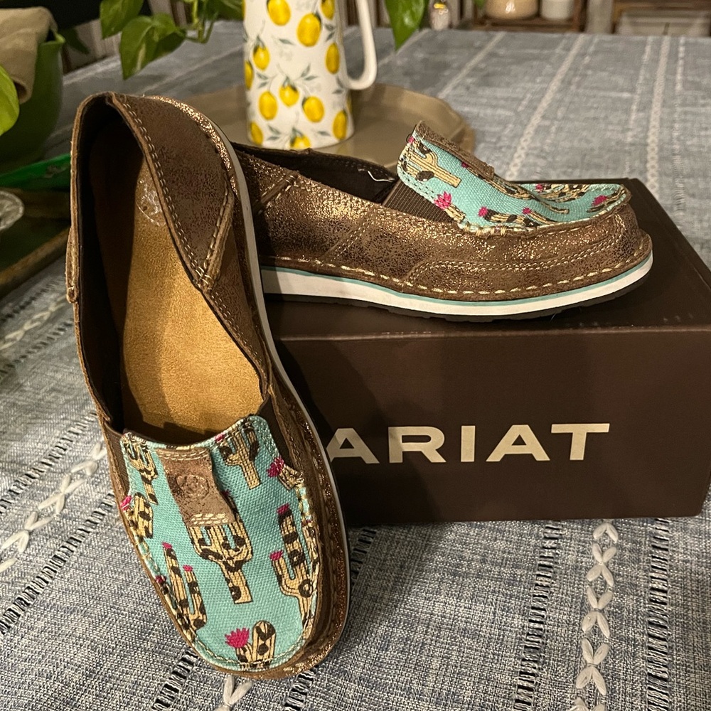 Ariat Cruiser in adorable Leopard Cactus print.